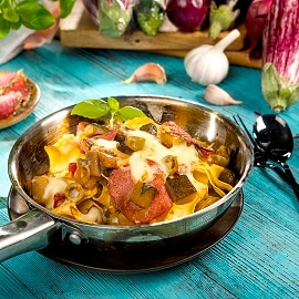 Pappardelle zapiekane z ratatouille, salami, oliwkami i mozzarellą Pappardelle zapiekane z ratatouille, salami, oliwkami i mozzarellą